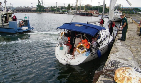 Яхта с 63-ма нелегални имигранти край Шабла - 1