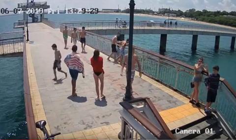 Хлапаци скачат от Моста в Бургас, хитруват с охранителните камери (ВИДЕО) - 1