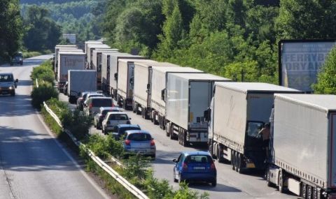 Километрично задръстване на международния път Е-79 между Мездра и Враца - 1