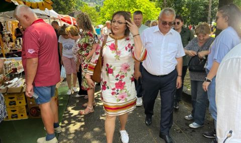 Корнелия Нинова отиде на празника на черешата в Кюстендил - 1