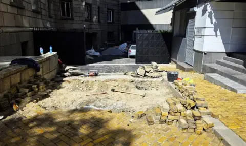 Съставиха акт на фирмата, разкопала жълтите павета, за да сложи колчета пред входа на НС - 1