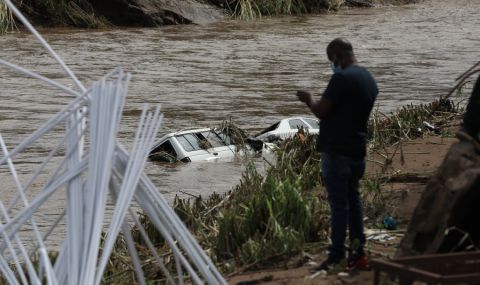 Най-малко 341 души са загинали в резултат от наводненията в ЮАР - 1