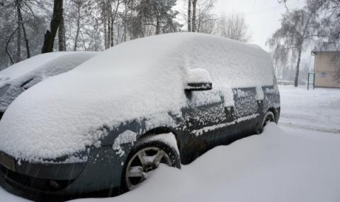 Мощен сняг блокира 3000 коли - 1