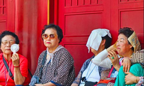 Китайците се крият в бомбоубежища от жегите - 1