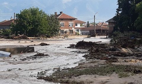 Румен Радев посети наводнените селища в Карловско - 1