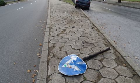 Пътни знаци се стовариха върху жена в Карлово - 1