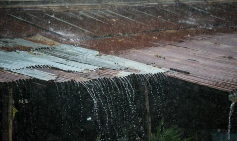 Проливен дъжд наводни Варна, проблеми с градския транспорт - 1