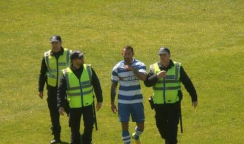 Футболист нокаутира противник и съдията (ВИДЕО) - 1