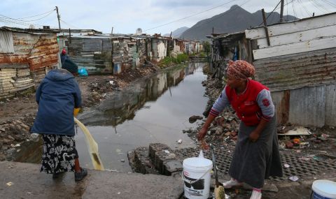 Минимум 20 души загинаха при наводнение в ЮАР - 1