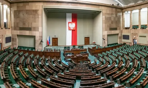 Полският парламент гласува два законопроекта за облекчаване на строгите ограничения върху абортите