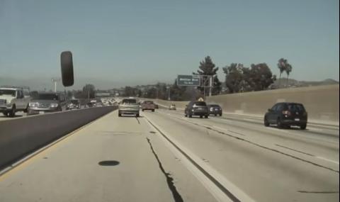 Автопилотът на Tesla спаси колата от летящо колело (ВИДЕО) - 1