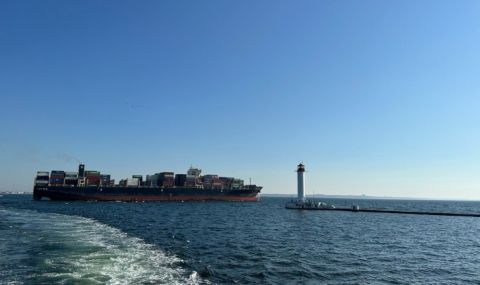 Блокиран от години кораб напусна украинските териториални води - 1