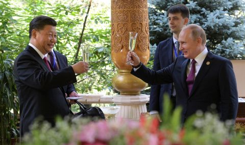 "Да танцуваш върху кости": как Русия и Китай преиначават историята - 1