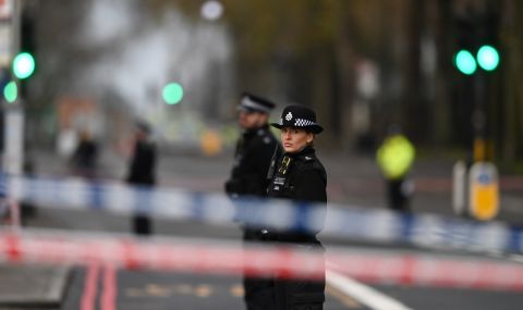 Десетки полицаи глобени в Лондон - 1