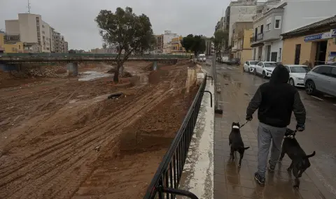 Heavy rain and flooding in Spain lead to evacuations and road closures  - 1