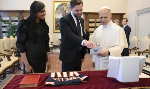 Джей Ди Ванс подари на новия папа тениска на американски футболен отбор - 1