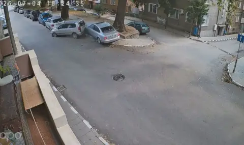 Млад шофьор помля колона от паркирани коли в Асеновград ВИДЕО