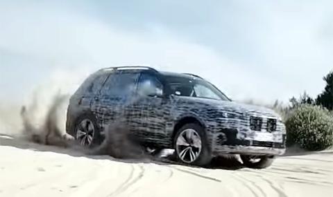Вижте BMW X7 на пясък, сняг и асфалт - 1