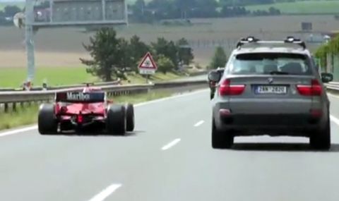 Болид от Формула 1 бе засечен на магистрала заедно с други автомобили (ВИДЕО) - 1