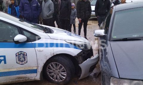 Шефът на РПУ-то в Бяла Слатина отнесе Audi с патрулка в ромската махала, за едната бройка да го линчуват   - 1