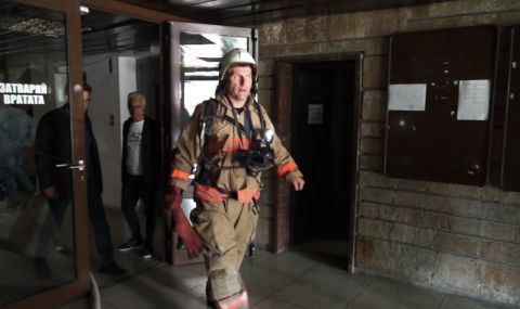 Евакуираха работещите в Родопския драматичен театър заради пожар - 1