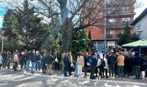 Хиляди млади хора от България атакуват секцията за гласуване в Цариброд - 1