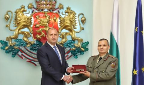 Радев връчи генералски пагони на двама военни - 1