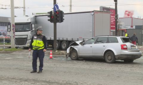 Верижна катастрофа между камион, лек автомобил и микробус в Русе - 1