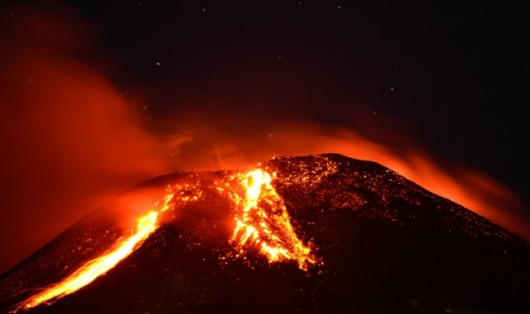 Изригване на вулкан причини евакуацията на 3500 души в Чили - 1