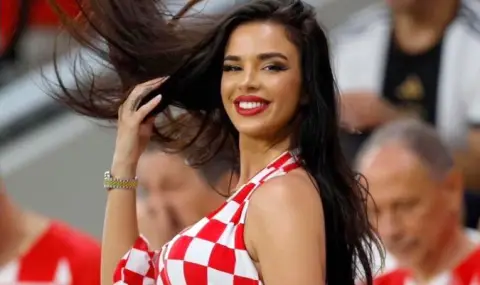 Най-известната футболна фенка хвърли в екстаз публиката - 1