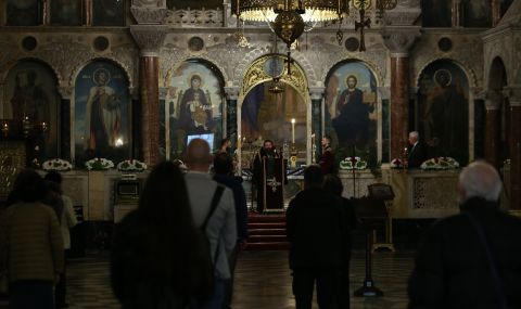 Опашка от хора да минат под плащеницата в "Свети Александър Невски" - 1