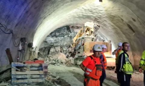 Срутване в тунел "Железница", има затрупан човек - 1