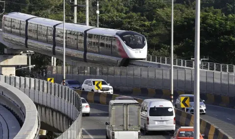 Десетки загинаха в Тайланд, след като кран падна върху влак - 1