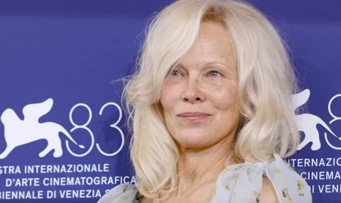 Памела Андерсън с ослепителна жълта рокля във Венеция (СНИМКА) - 1