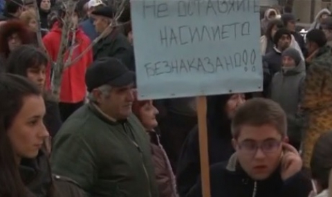В Стрелча протестират срещу кмета, заподозрян в изнасилване - 1