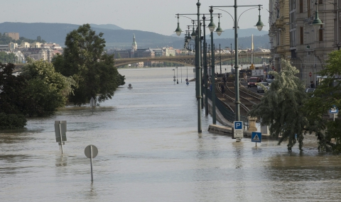 Германия евакуира десетки хиляди заради невижданите наводнения - 1