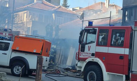 Мъж отказал евакуация при пожара в Бургас, бил издирван от полицията - 1
