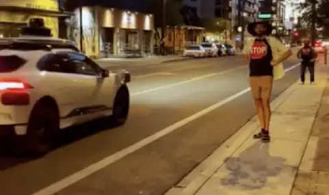Мъж заблуди автономен автомобил с надпис на тениска (ВИДЕО) - 1
