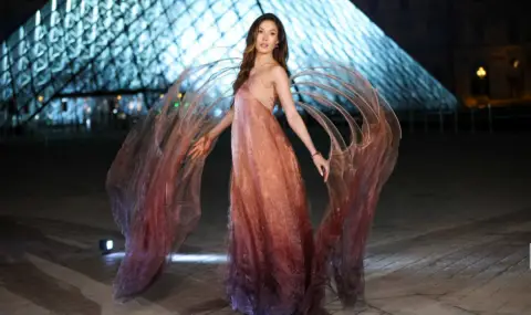 Олимпийска шампионка направи зашеметяващо и "ангелско" появяване в Лувъра - 1