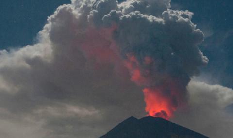 Вулкан блокира хиляди туристи (СНИМКИ) - 1