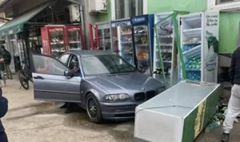 Кола помете хладилни витрини на тротоар в Габрово - 1