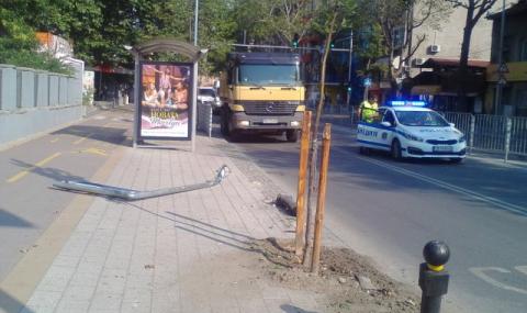 Пиян шофьор се заби в стълб на спирка в Пловдив - 1