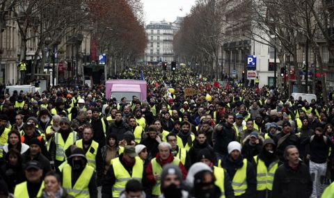 Пълна блокада! Стачките във Франция прекъсват доставките на горива, пътуванията с влакове и самолети - 1