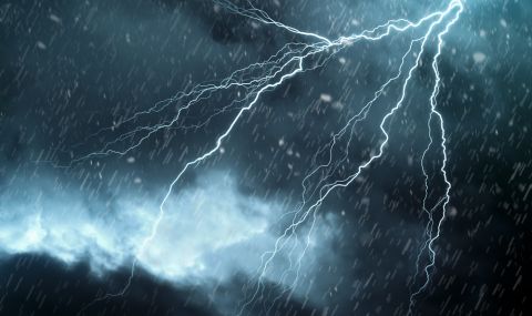 Силна буря изкорени дървета и спря тока в Солун - 1