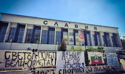 Славия се обединява в скръб: Вечер на памет и съпричастност пред стадион "Александър Шаламанов" - 1