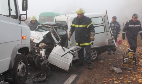 Трима загинаха при тежка катастрофа в мъглата край с. Дунавци - 1
