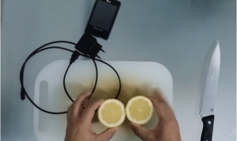 Когато животът ти поднесе лимони – зареди си смартфона... (Видео) - 1