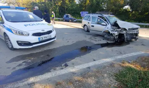 Верижна катастрофа с три коли предизвика огромно задръстване на пътя Пловдив - Карлово - 1