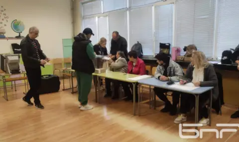 The chairman of a section in Veliko Tarnovo opened the ballot box in front of his colleagues  - 1