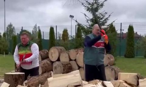Лукашенко се снима как цепи дърва, за да не замръзнат Дуда и Моравецки - 1